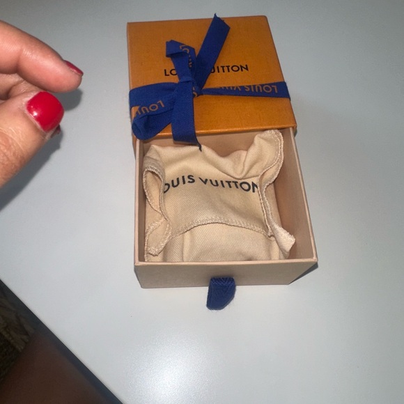 Authentic Louis Vuitton LV facettes bag charm and key holder. - Picture 5 of 6